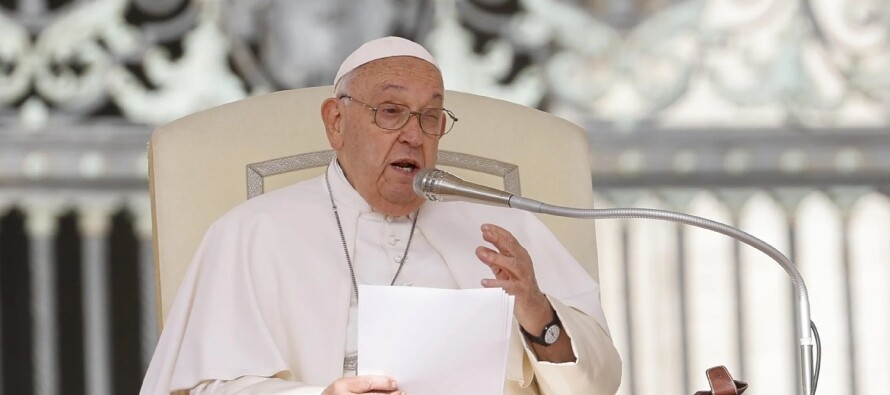 Папа Франциск приносит молитвы жертвам наводнения