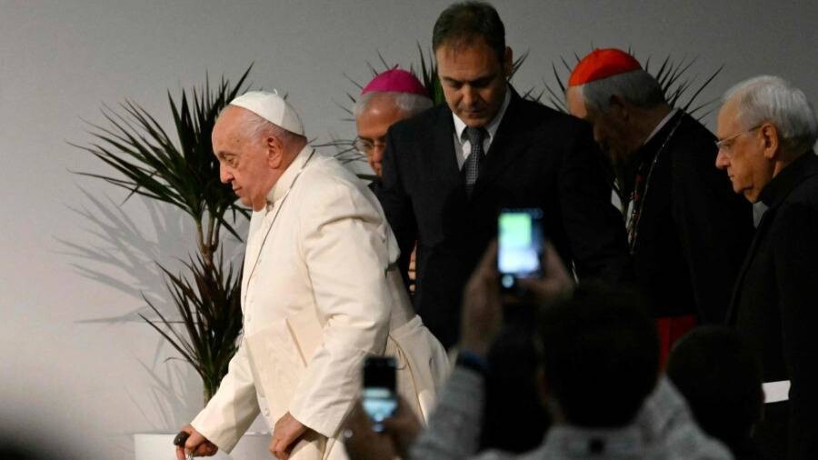 Папа Франциск предостерегает от культуры исключения во время визита в Триест, Италия