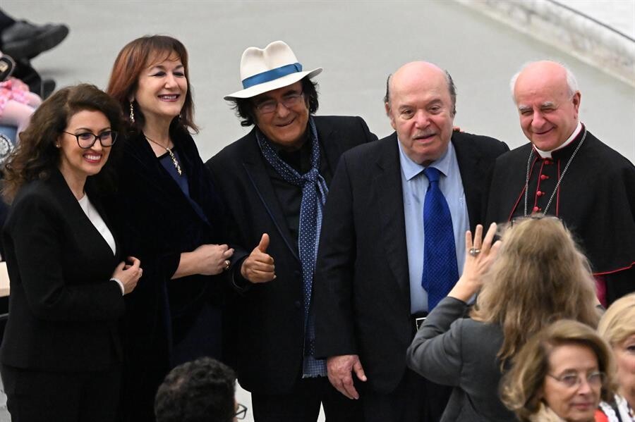 Папа Франциск выступает за жизнь престарелых с семьей