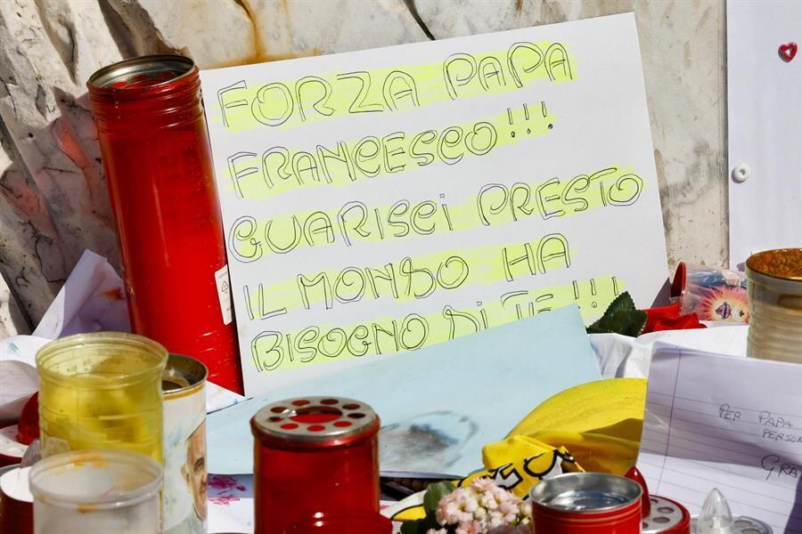 Папа Франциск показывает улучшение в восстановлении в больнице