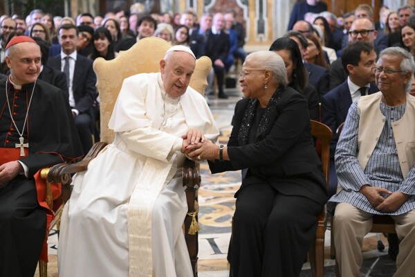 Папа Франциск благодарит лауреатов Нобелевской премии мира за их работу против войны