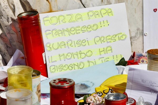 Pope Francis Shows Improvement in Hospital Recovery